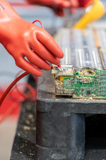 Connecting an EV battery for discharging at recycling site SK Tes