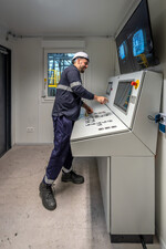 Operating an electric vehicle shredder at SK Tes